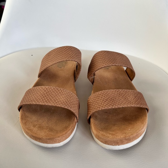 Cliffs Elastic Sandals, Size 9 - Picture 2 of 5